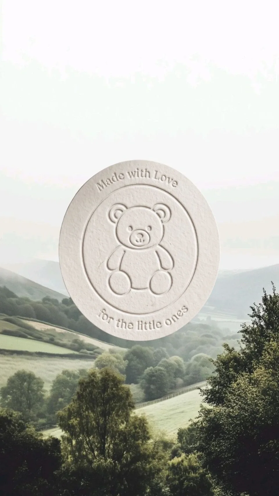 Sello Made with Love for the little ones grabado en relieve sobre un paisaje de campo