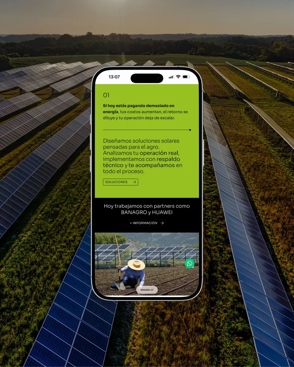 Versión móvil del sitio de BeSolar sobre una fotografía de una planta fotovoltaica en el campo