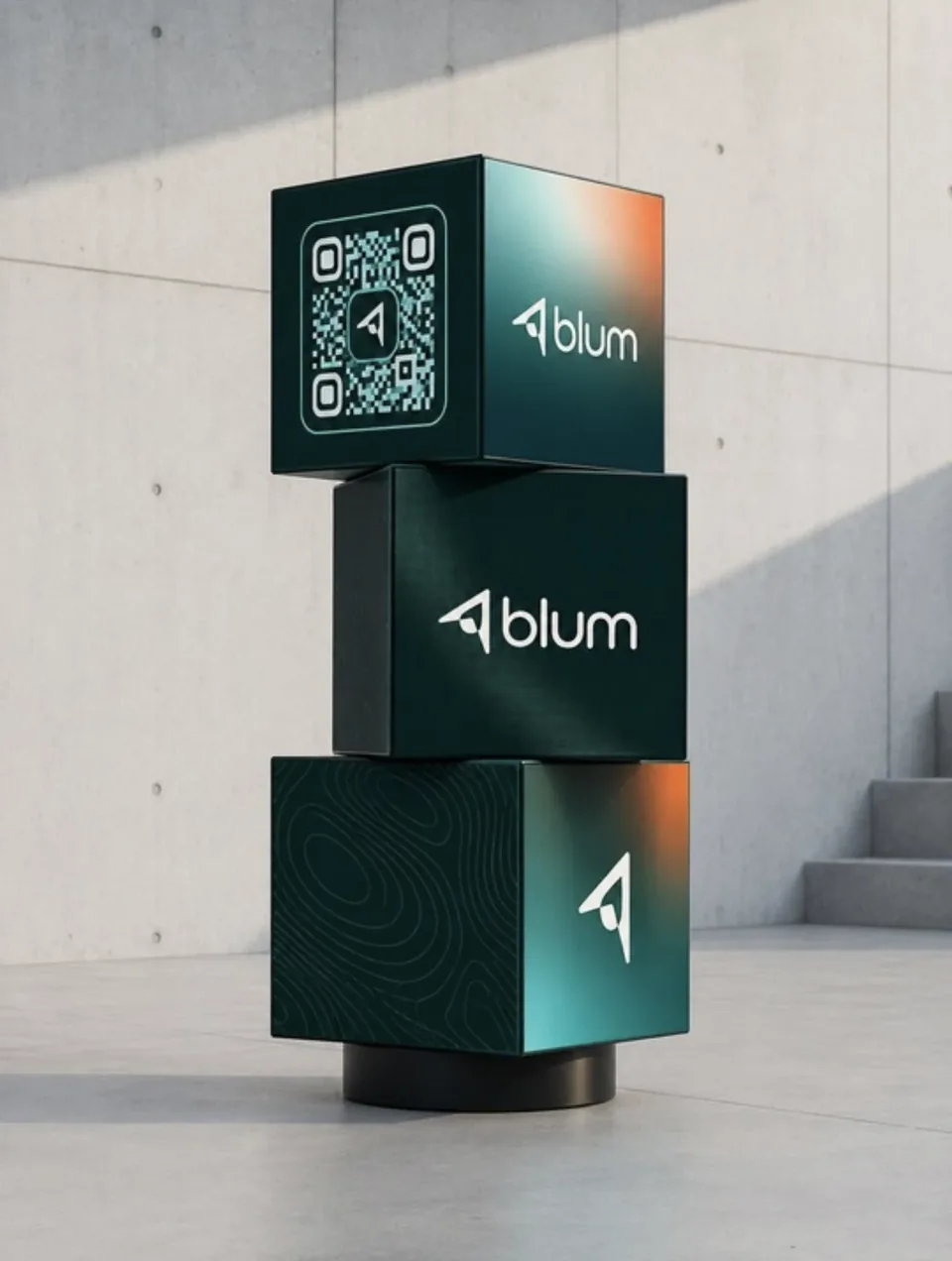 Tótem de tres cubos apilados con el logotipo de Blum y un código QR