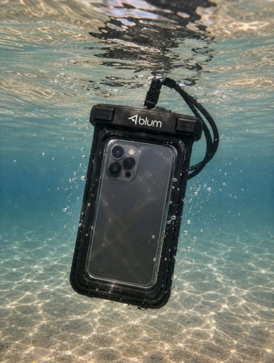 Funda sumergible con el logotipo de Blum protegiendo un teléfono bajo el agua