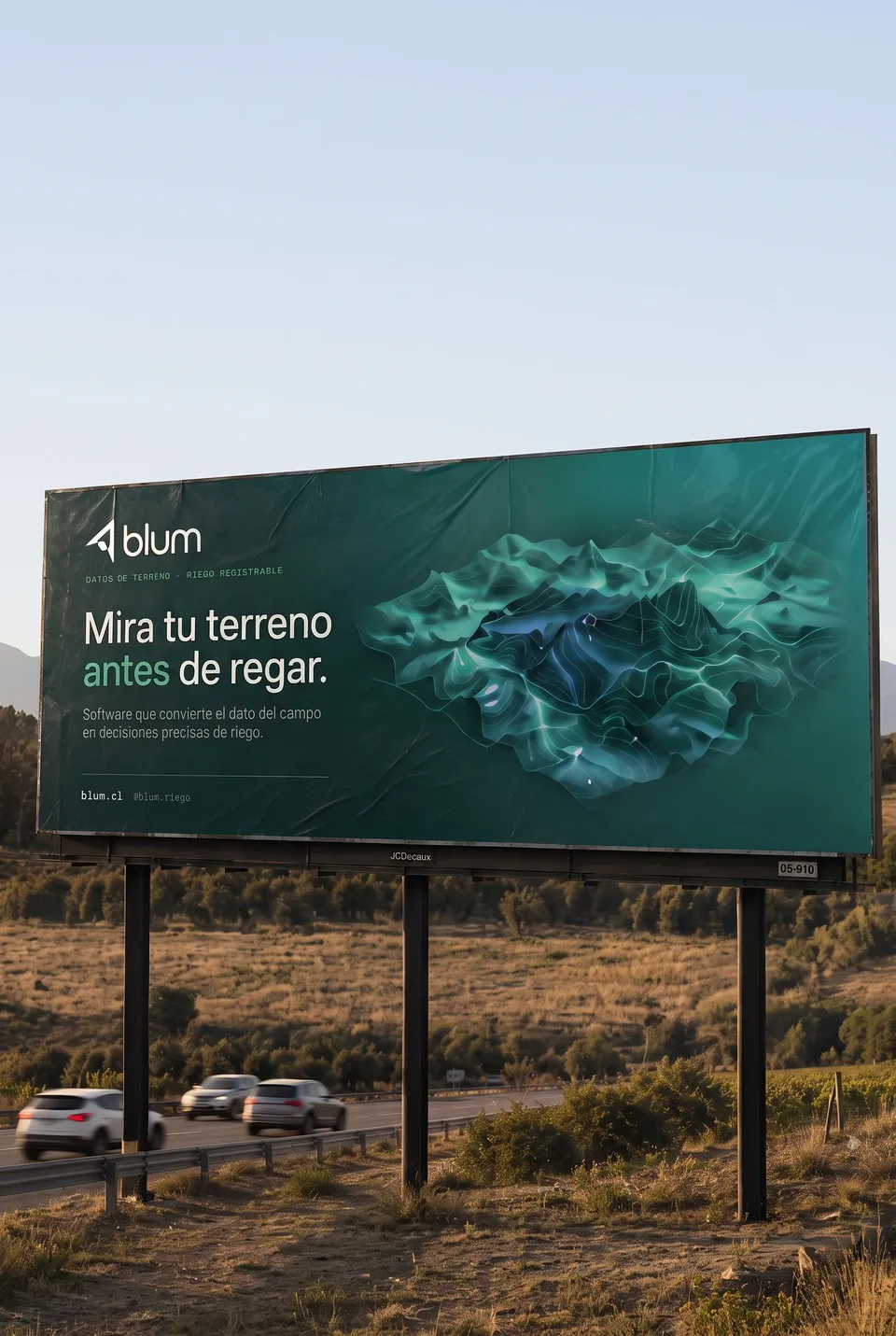 Valla publicitaria de Blum en un camino rural, con el mensaje Mira tu terreno antes de regar