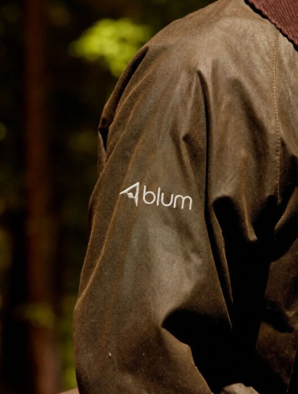 Chaqueta de trabajo con el logotipo de Blum bordado en el hombro