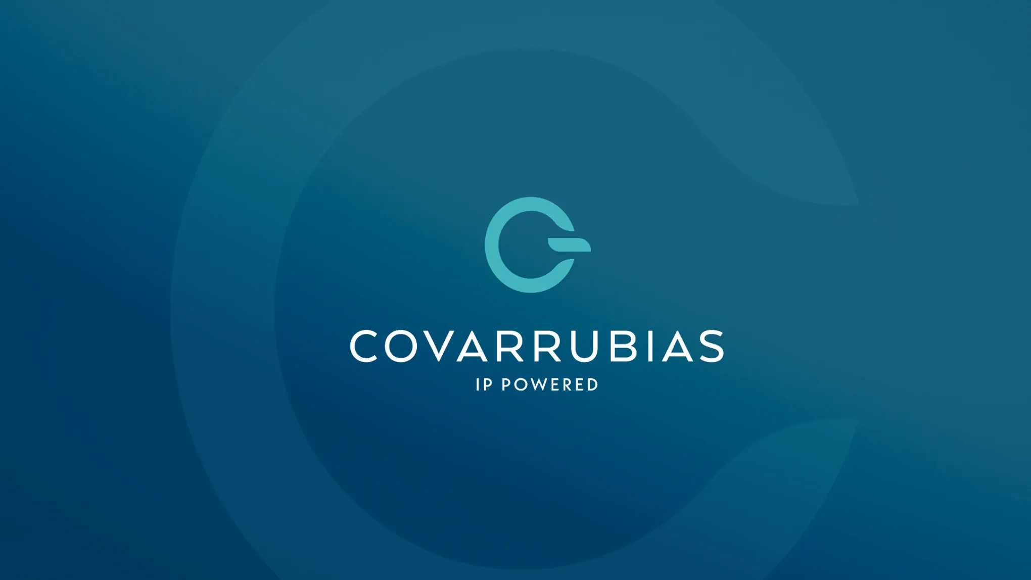 Logotipo de Covarrubias IP Powered en blanco sobre un degradado azul petróleo