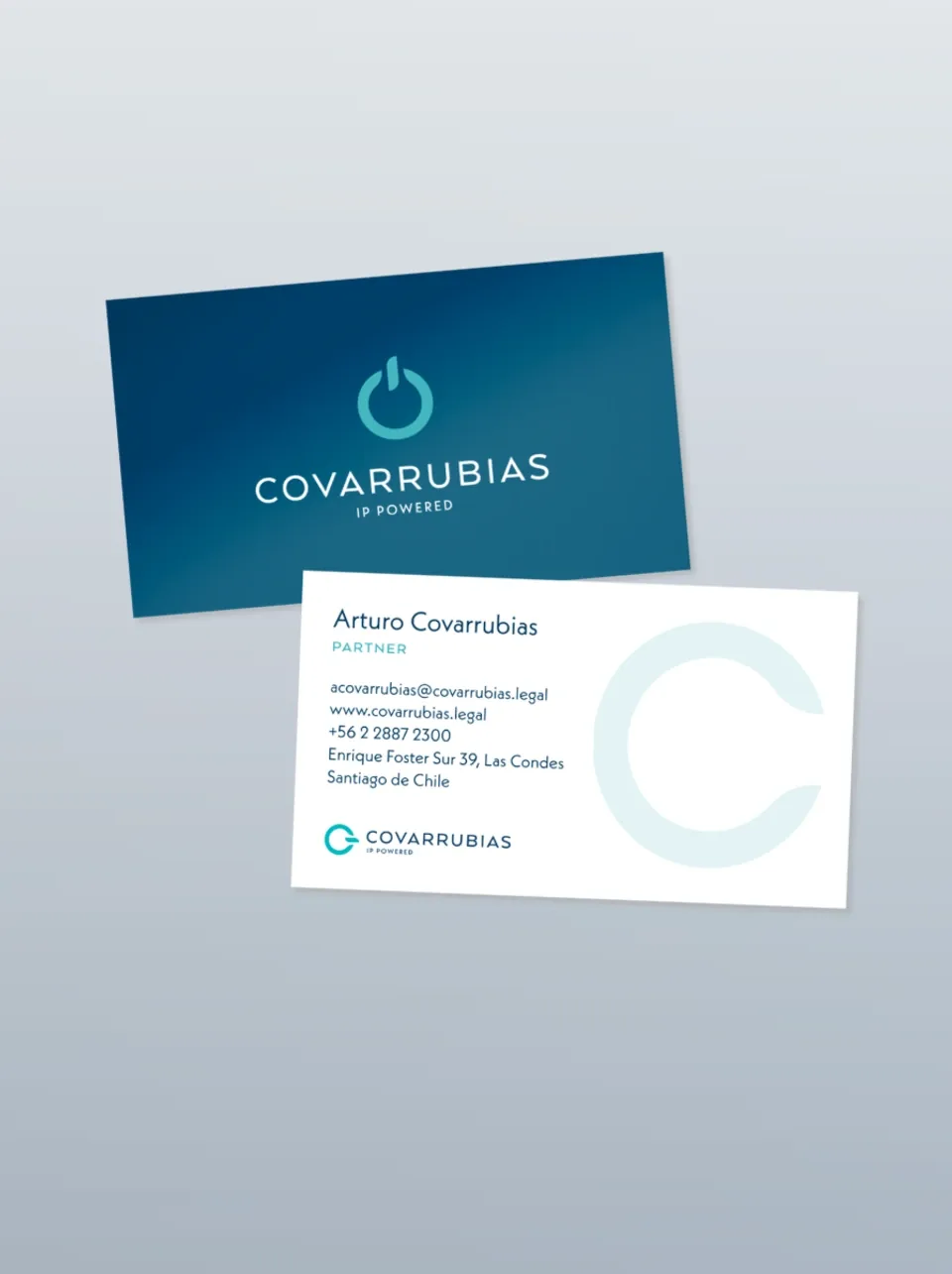 Tarjetas de presentación de Covarrubias, una azul con el logotipo y una blanca con los datos de contacto