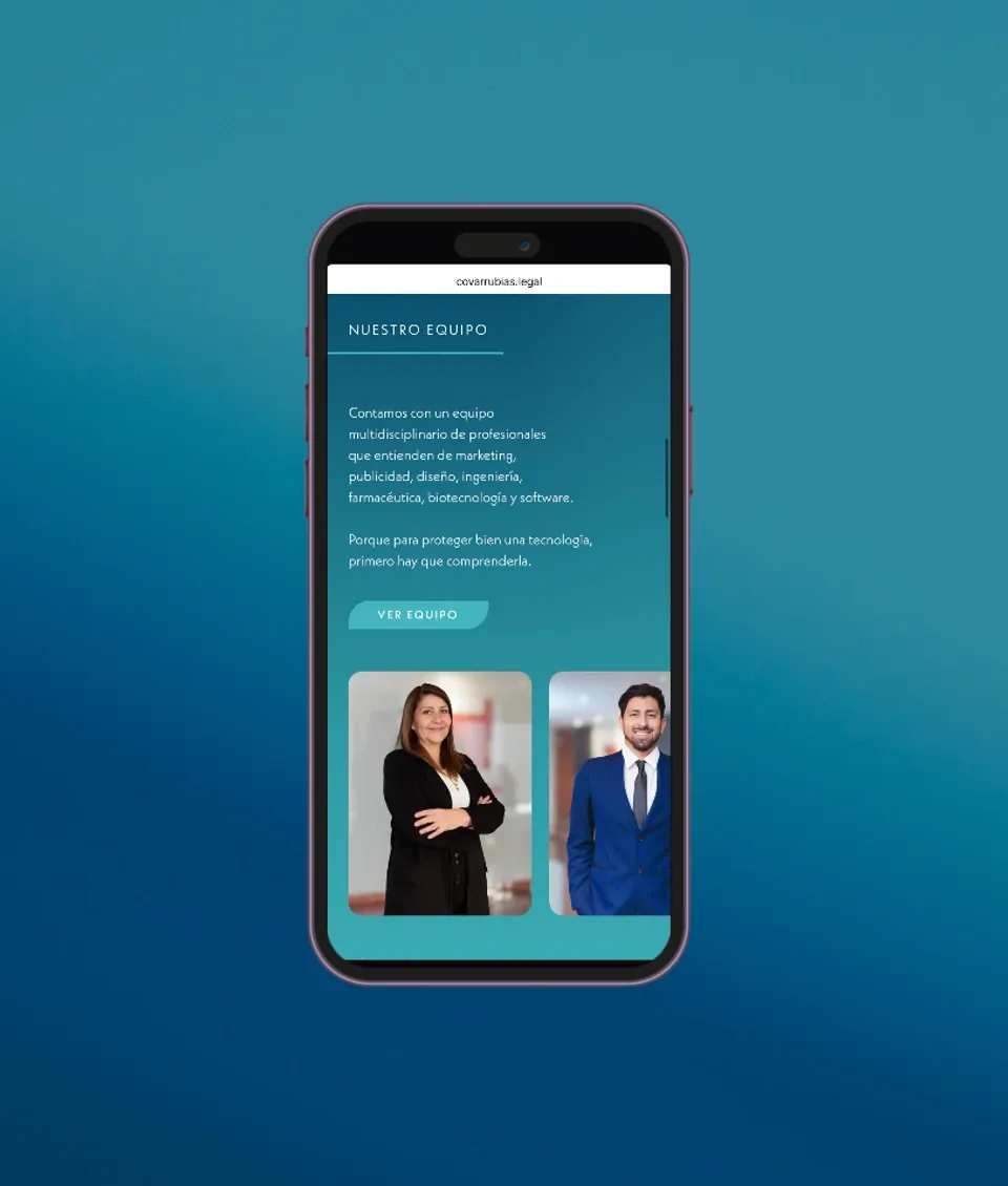 Versión móvil del sitio de Covarrubias con la sección del equipo, vista en un teléfono