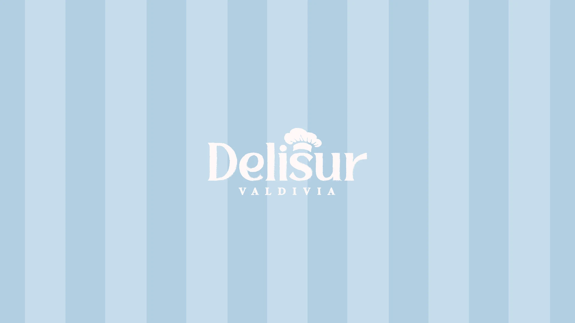 Logotipo de Delisur Valdivia en blanco sobre el patrón de rayas celestes de la marca
