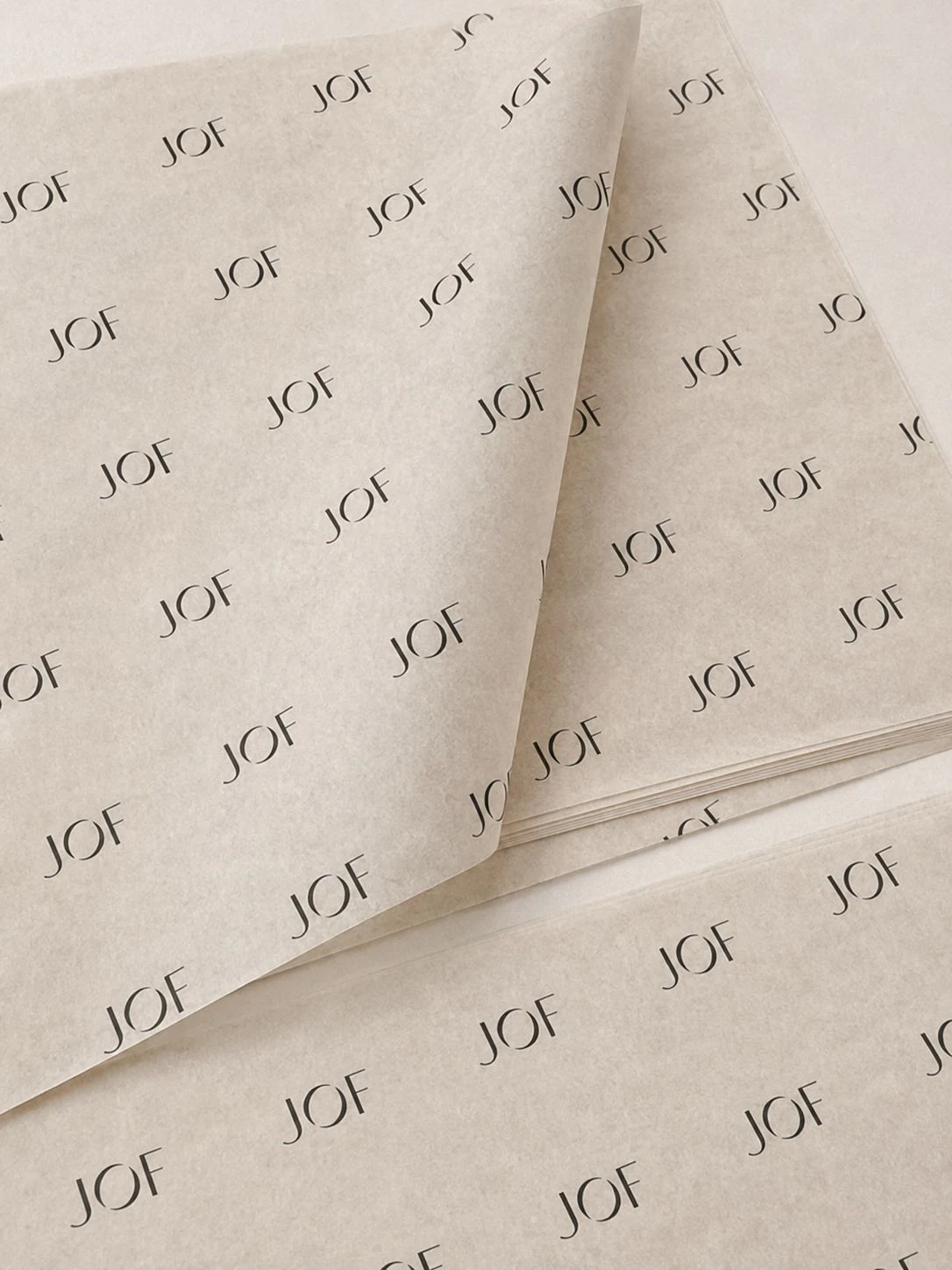 Papel de seda color crudo estampado con el logotipo de JOF