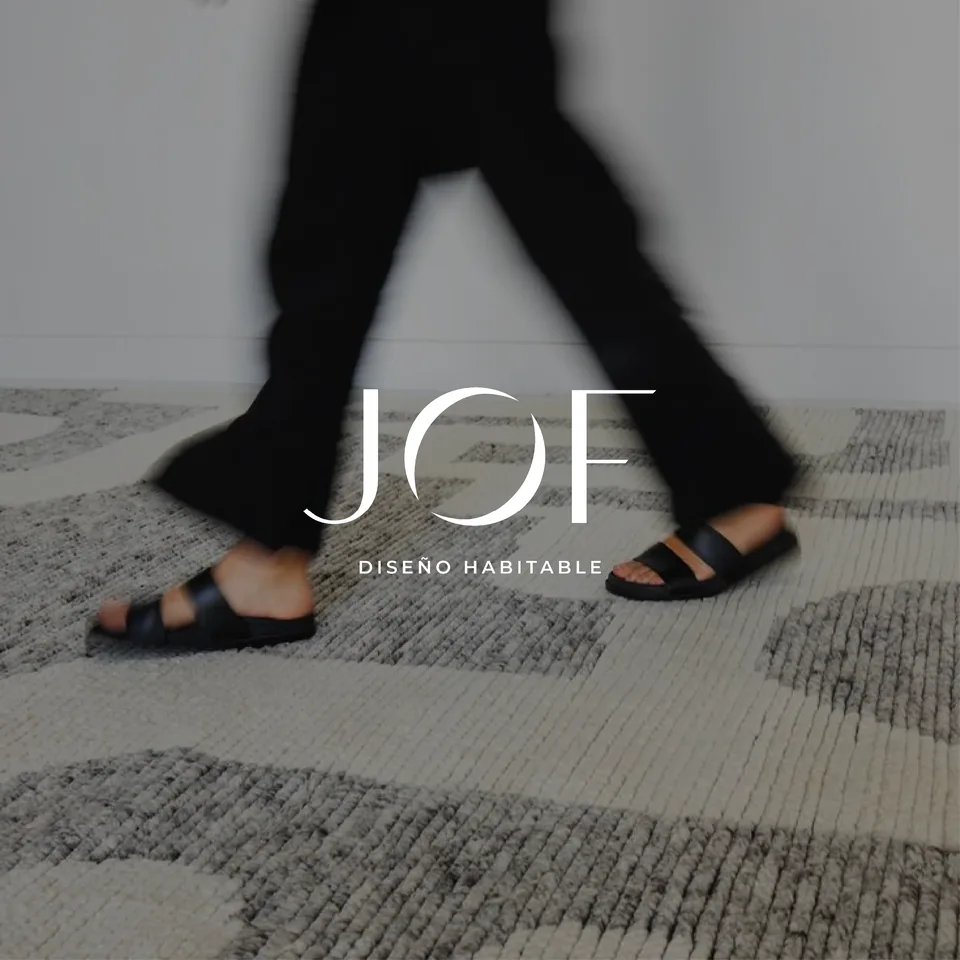 Logotipo de JOF sobre una fotografía de alguien caminando sobre una alfombra de dibujo geométrico