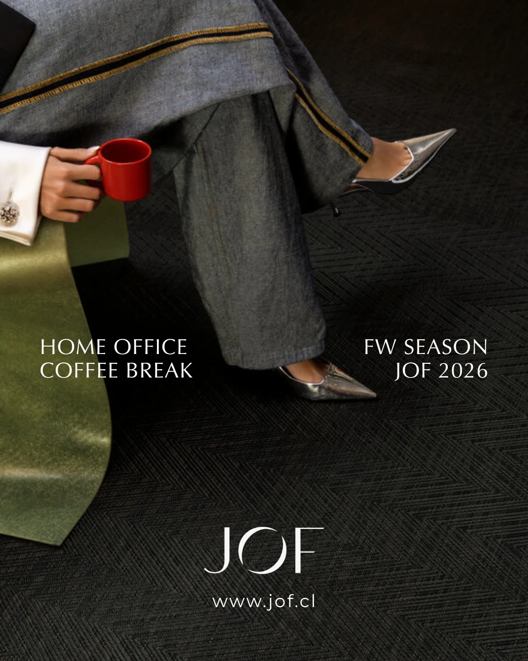 Campaña Home Office Coffee Break de JOF, con una persona de pie sobre una alfombra oscura