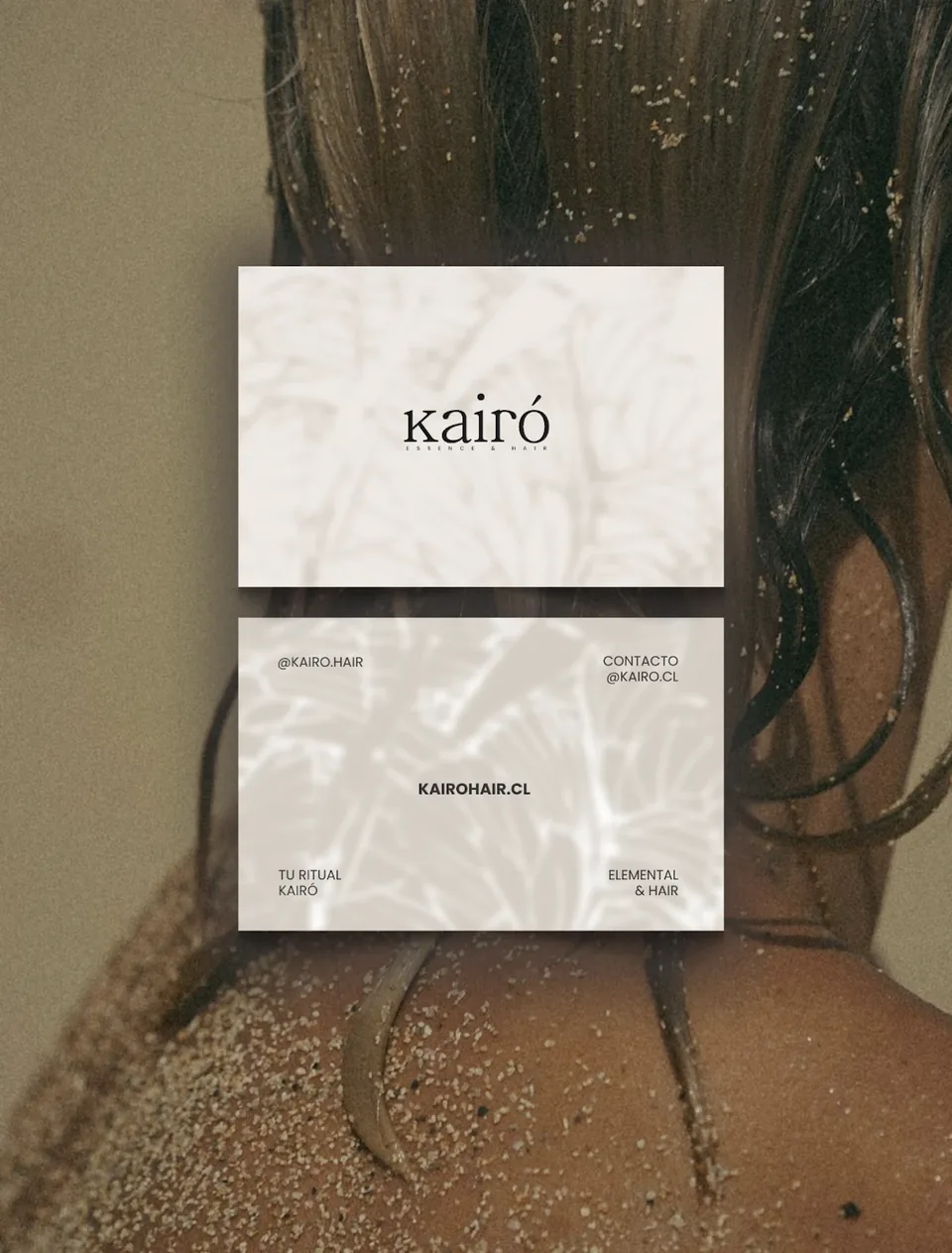 Tarjetas de presentación de Kairó sobre una fotografía de cabello