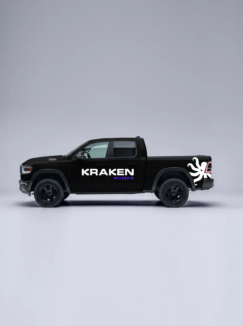 Camioneta negra rotulada con el logotipo y el isotipo de Kraken