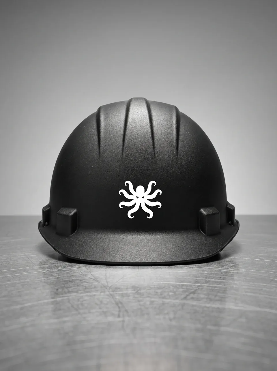 Casco de seguridad negro con el isotipo del kraken en el frente