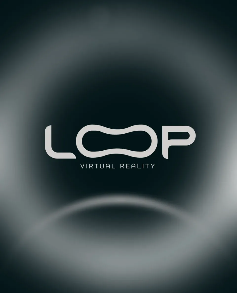 Logotipo de Loop Virtual Reality sobre un halo de luz en fondo verde oscuro