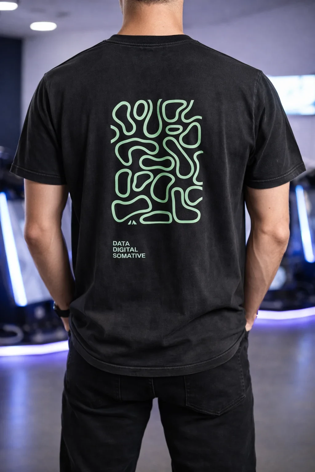 Polera negra vista por la espalda, con un recurso gráfico de líneas verdes y el texto Data Digital Somative