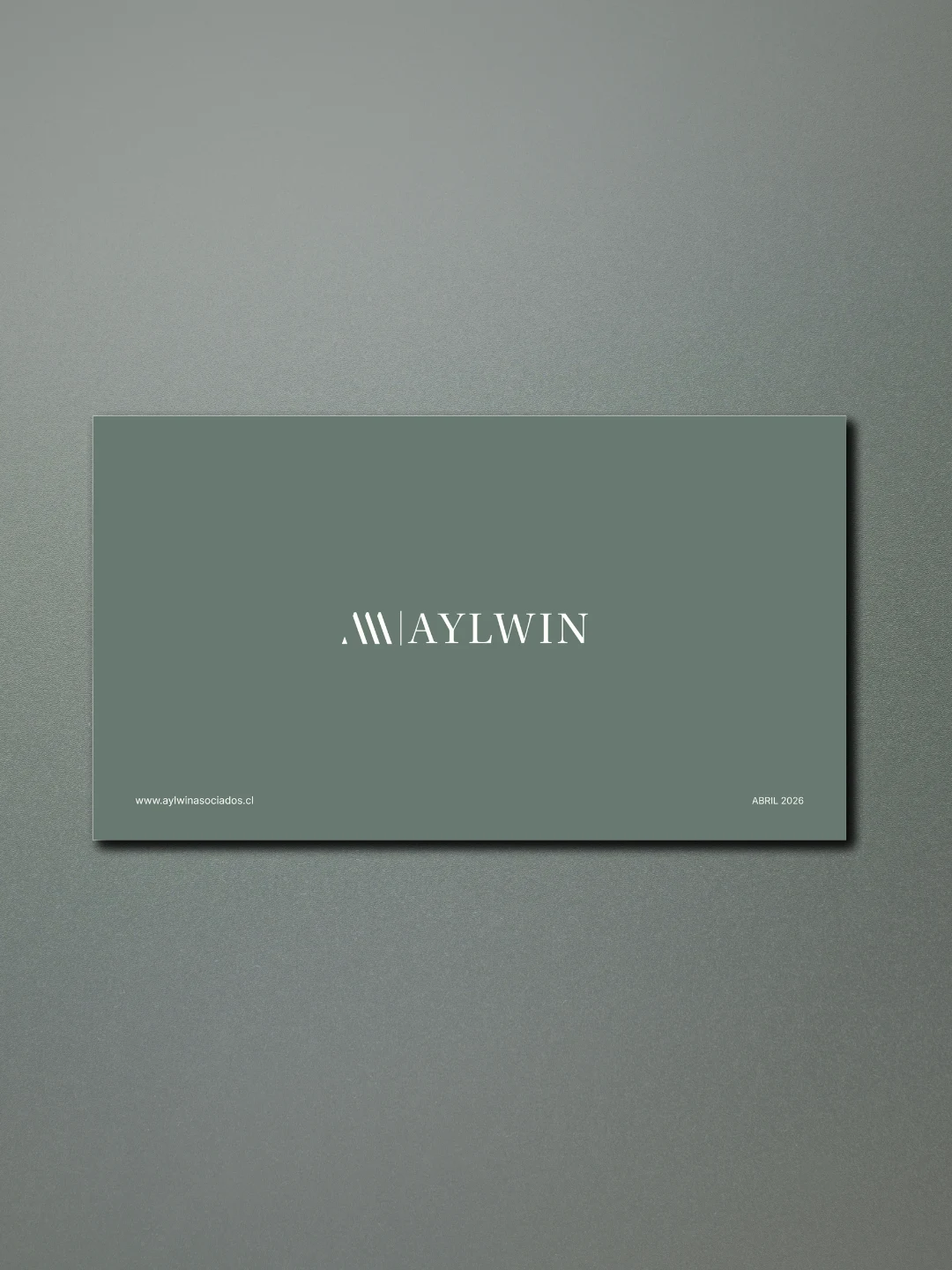 Tarjeta verde salvia con el logotipo de Aylwin en blanco, sobre un fondo del mismo tono