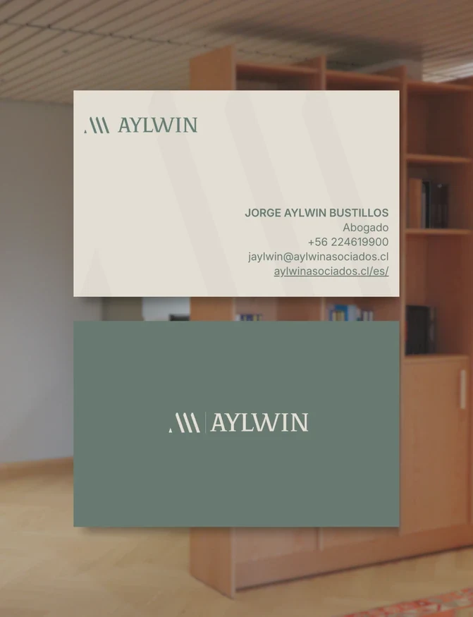 Tarjetas de presentación de Aylwin, una crema con los datos de Jorge Aylwin Bustillos y una verde con el logotipo
