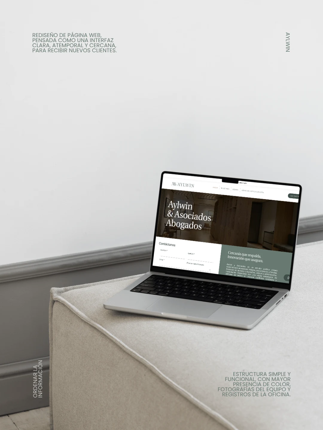 Lámina del rediseño de la página web de Aylwin, con el sitio abierto en un portátil sobre un poyo de hormigón