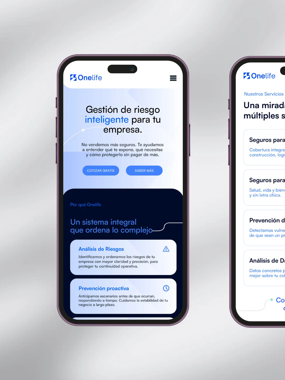 Dos teléfonos con el sitio de Onelife: gestión de riesgo inteligente y el detalle de los seguros