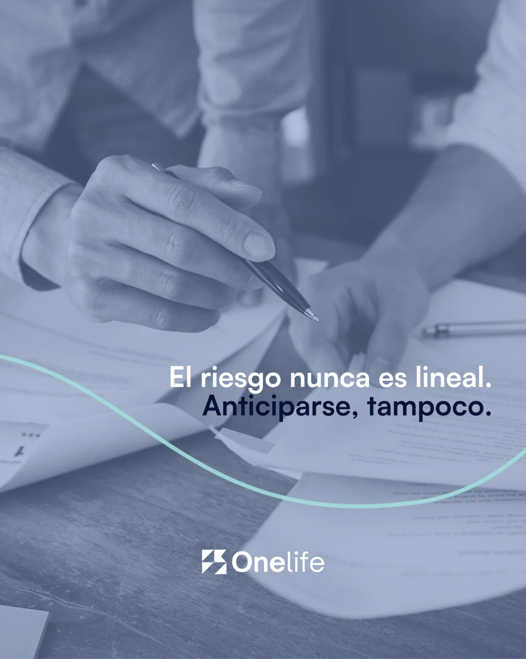 Pieza con la frase El riesgo nunca es lineal, anticiparse tampoco, sobre una fotografía de alguien escribiendo