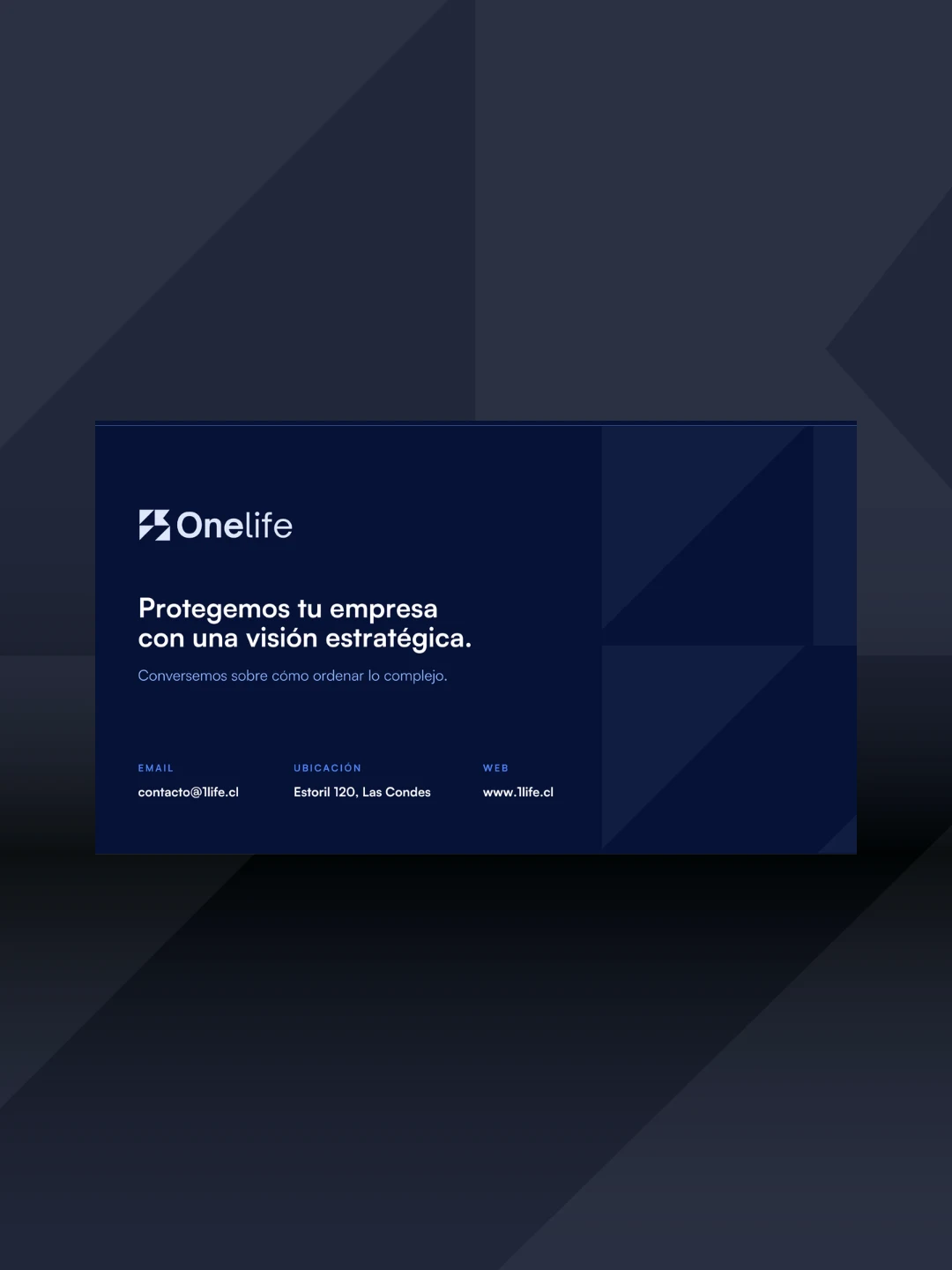 Tarjeta de presentación azul oscuro de Onelife con el lema Protegemos tu empresa con una visión estratégica