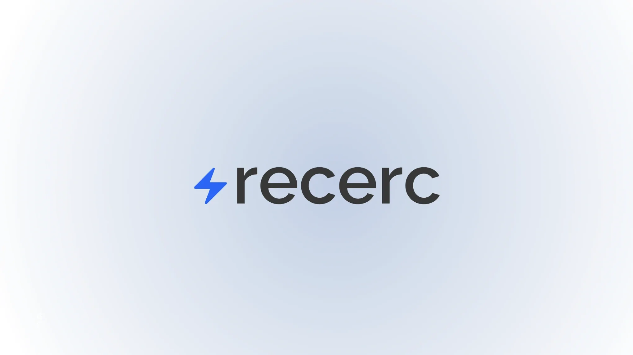 Logotipo de Recerc con su isotipo de rayo, sobre un degradado azul claro