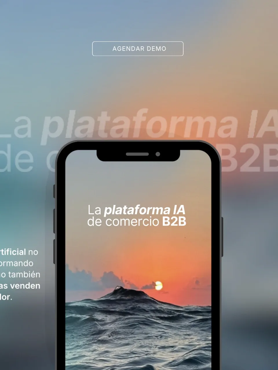 Teléfono con la pantalla de inicio de Recerc sobre una fotografía de mar al atardecer
