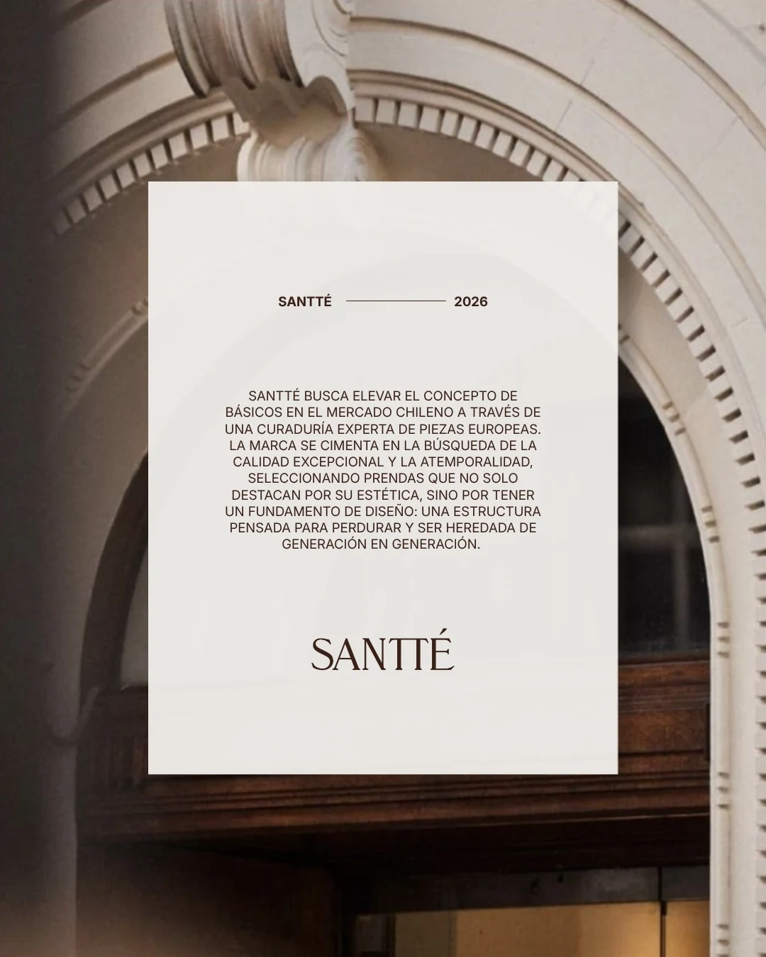 Afiche de la marca colgado bajo un arco de piedra, con el texto de posicionamiento de Santté