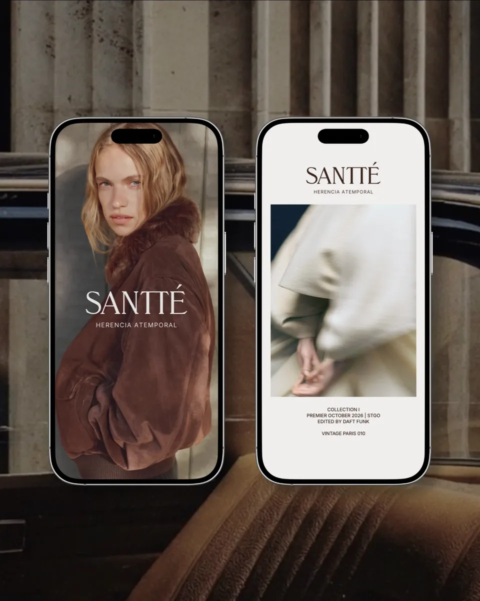 Dos teléfonos con la tienda en línea de Santté: una modelo de abrigo café y la colección de básicos