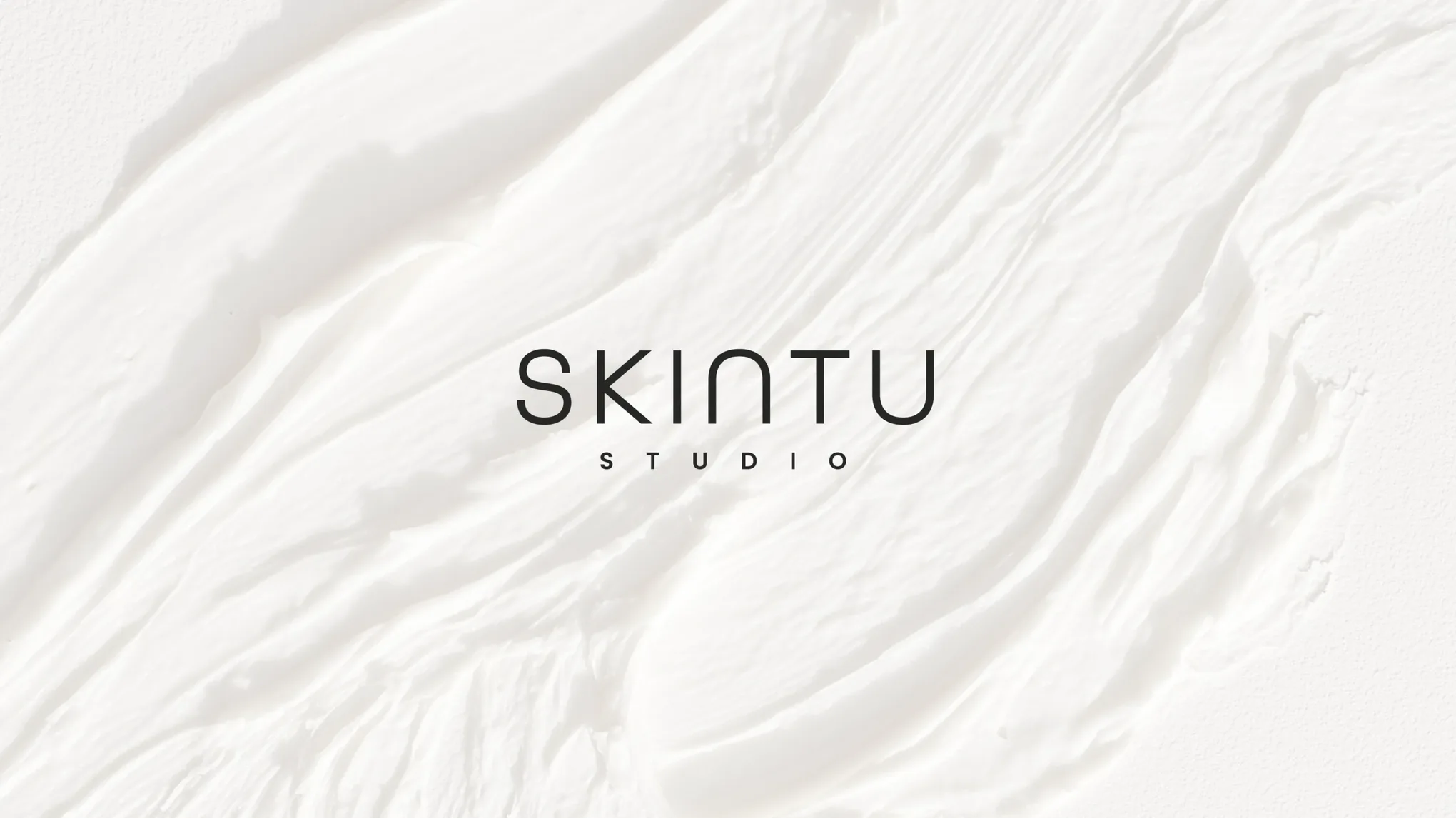 Logotipo de Skintu Studio sobre una textura blanca de crema
