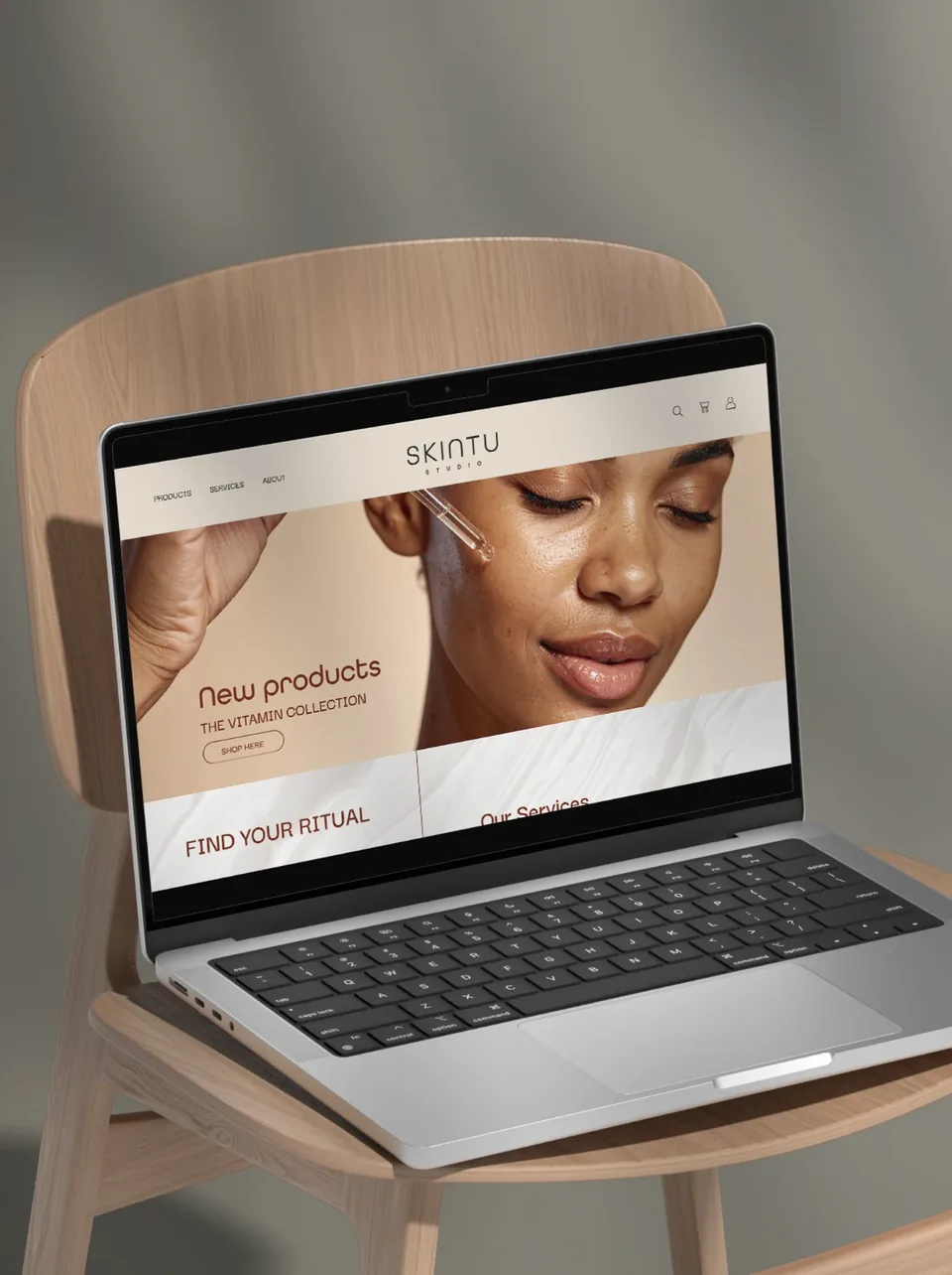 Sitio web de Skintu en un portátil apoyado en una silla de madera, con la sección de nuevos productos