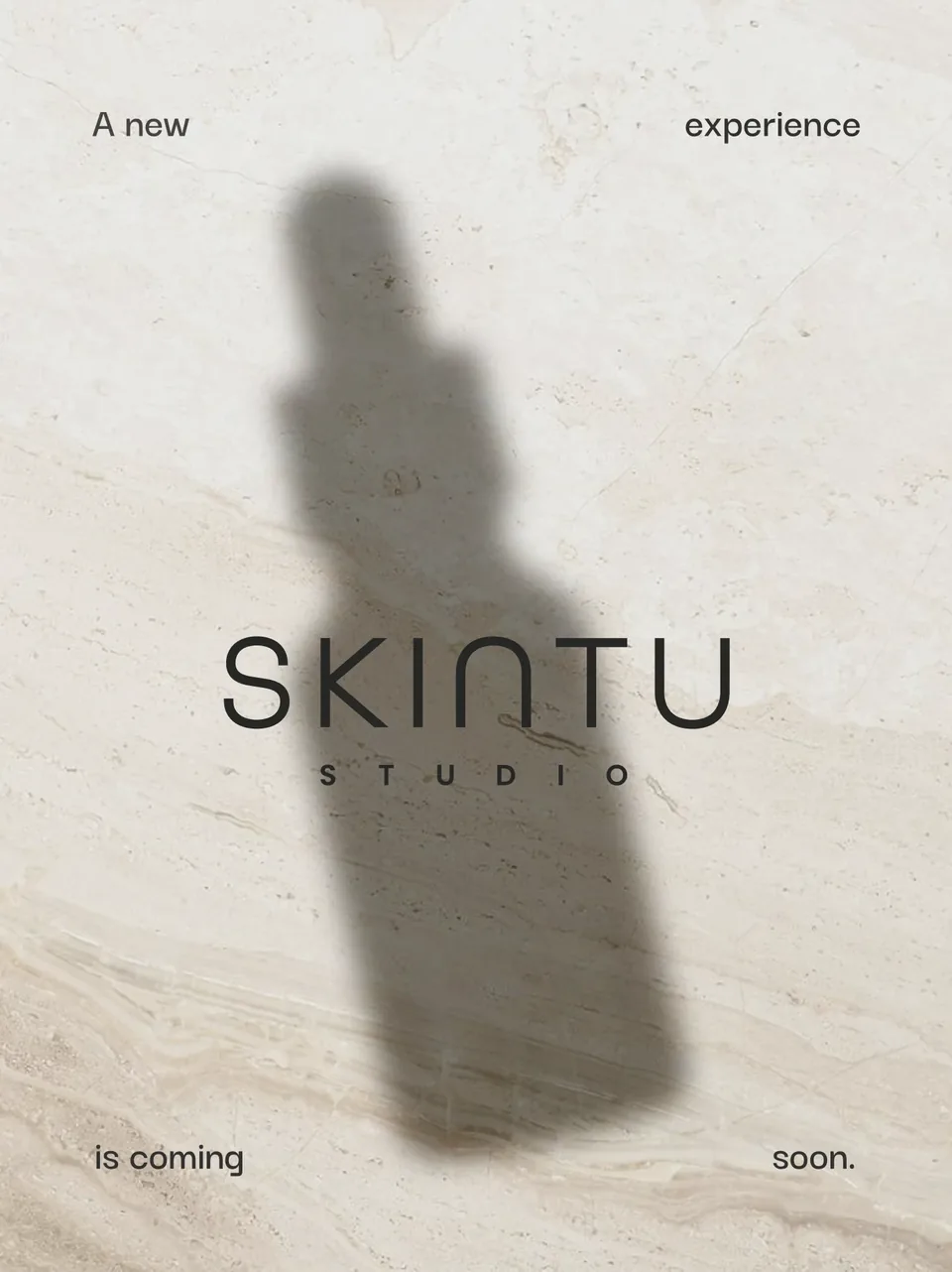 Anuncio de apertura con la sombra de un frasco gotario y el texto A new experience is coming soon