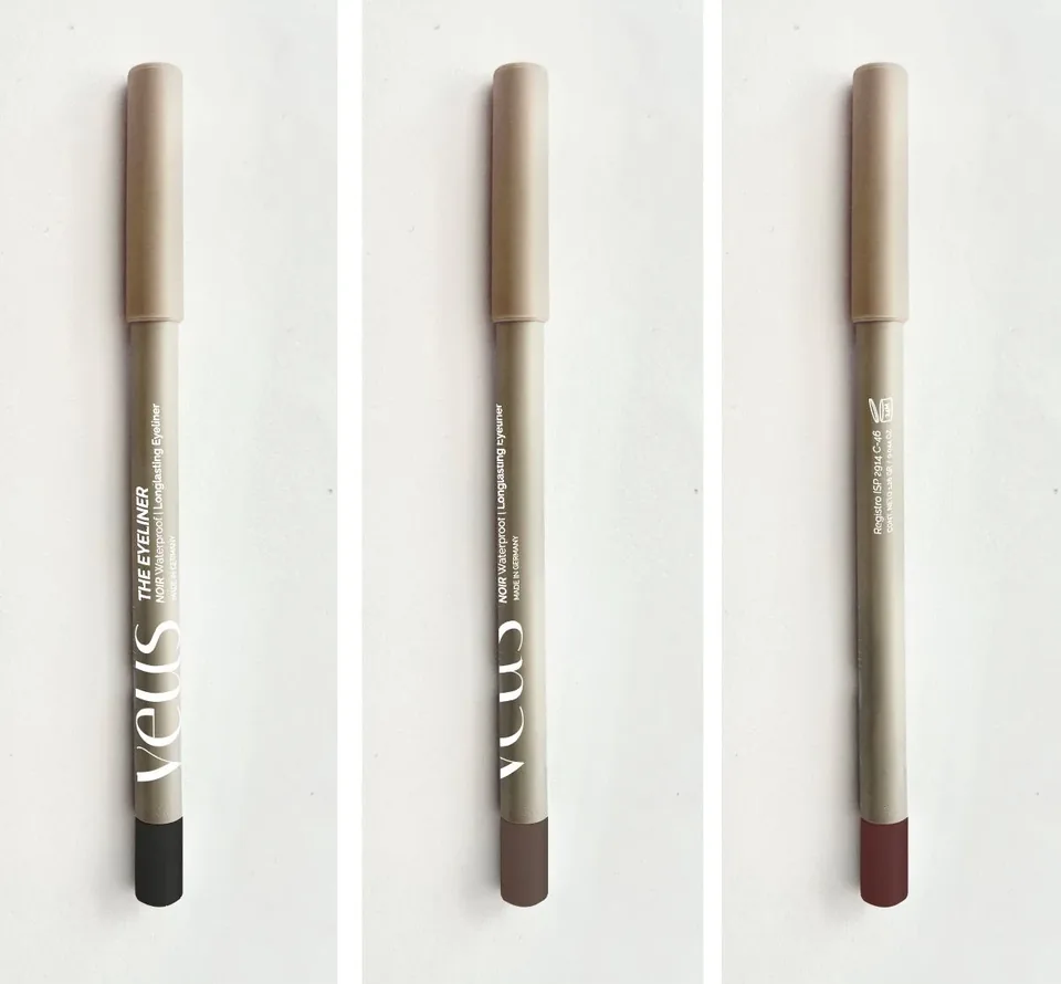 Tres lápices de Veus alineados: delineador negro, labial taupe y labial vinotinto